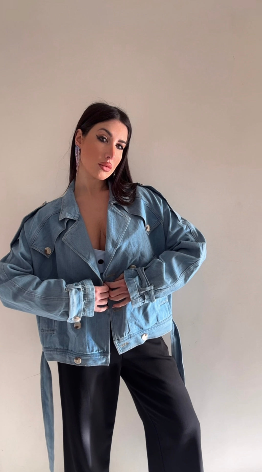 Trench in denim da donna a doppio petto con cintura regolabile