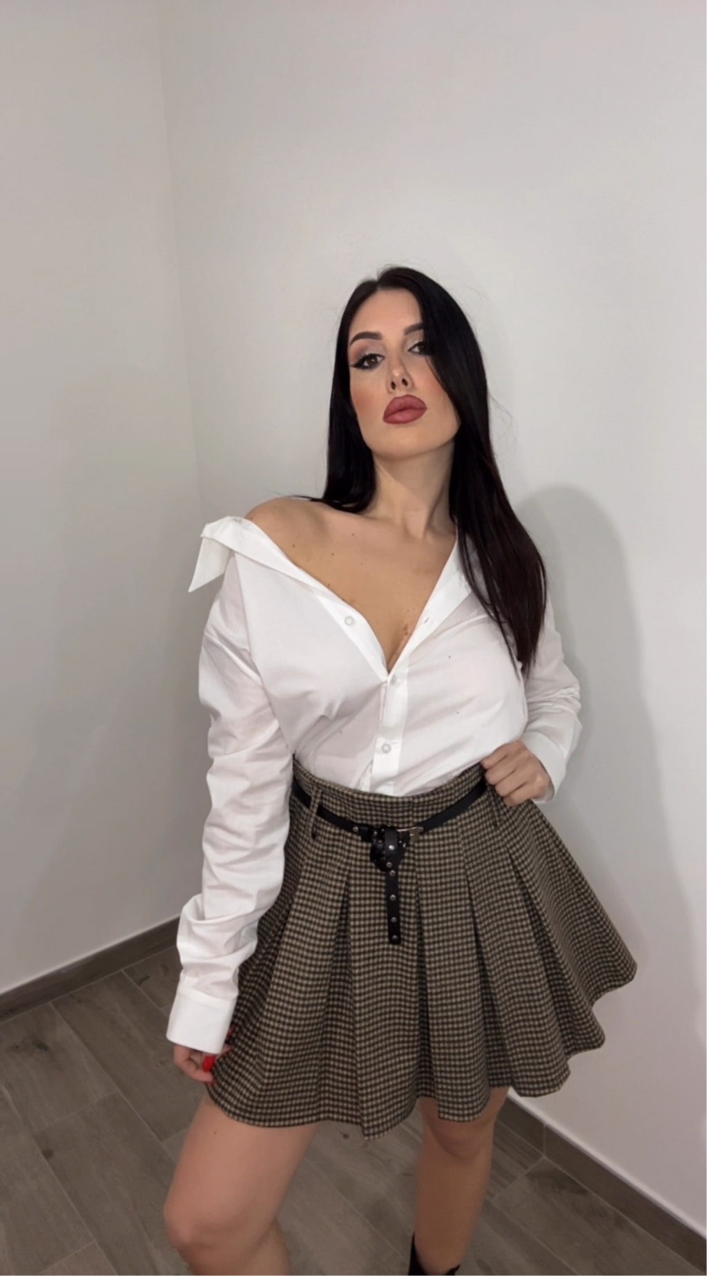 Minigonna a pieghe a quadretti con cintura