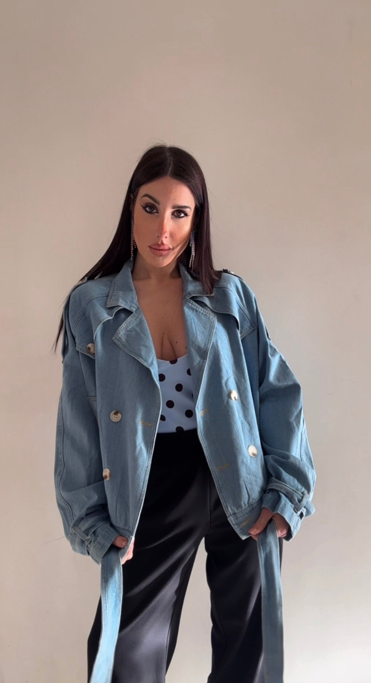 Trench in denim da donna a doppio petto con cintura regolabile