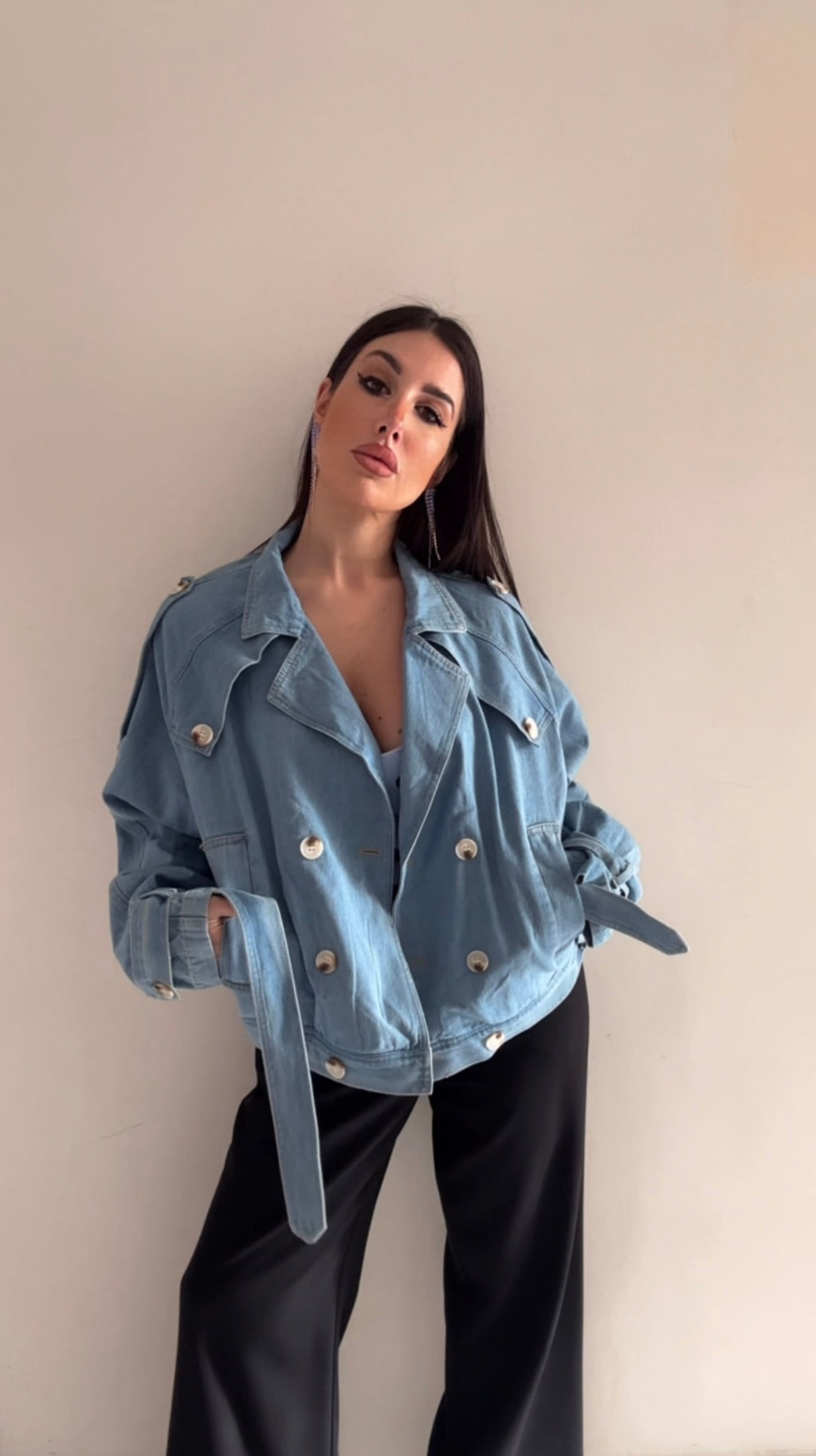 Trench in denim da donna a doppio petto con cintura regolabile