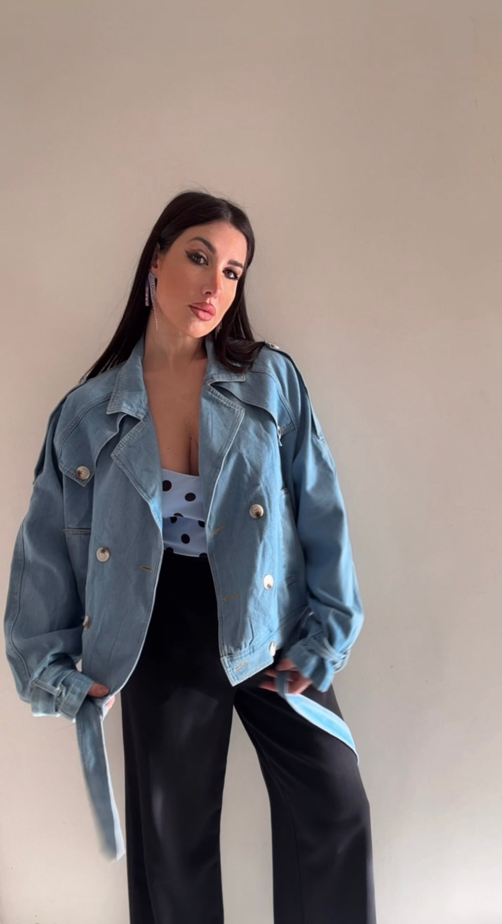 Trench in denim da donna a doppio petto con cintura regolabile