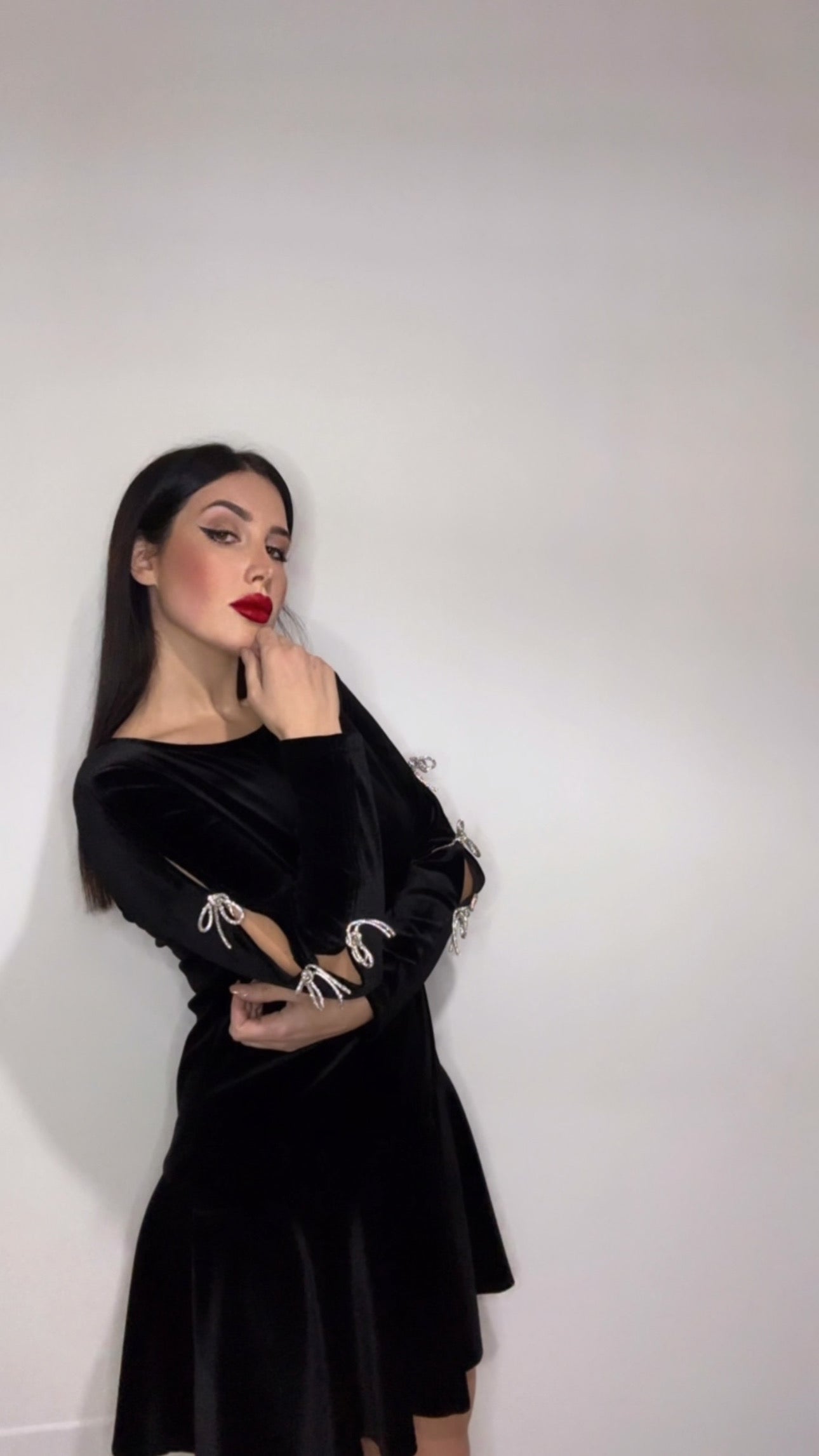 Vestito nero in velluto con dettagli strass