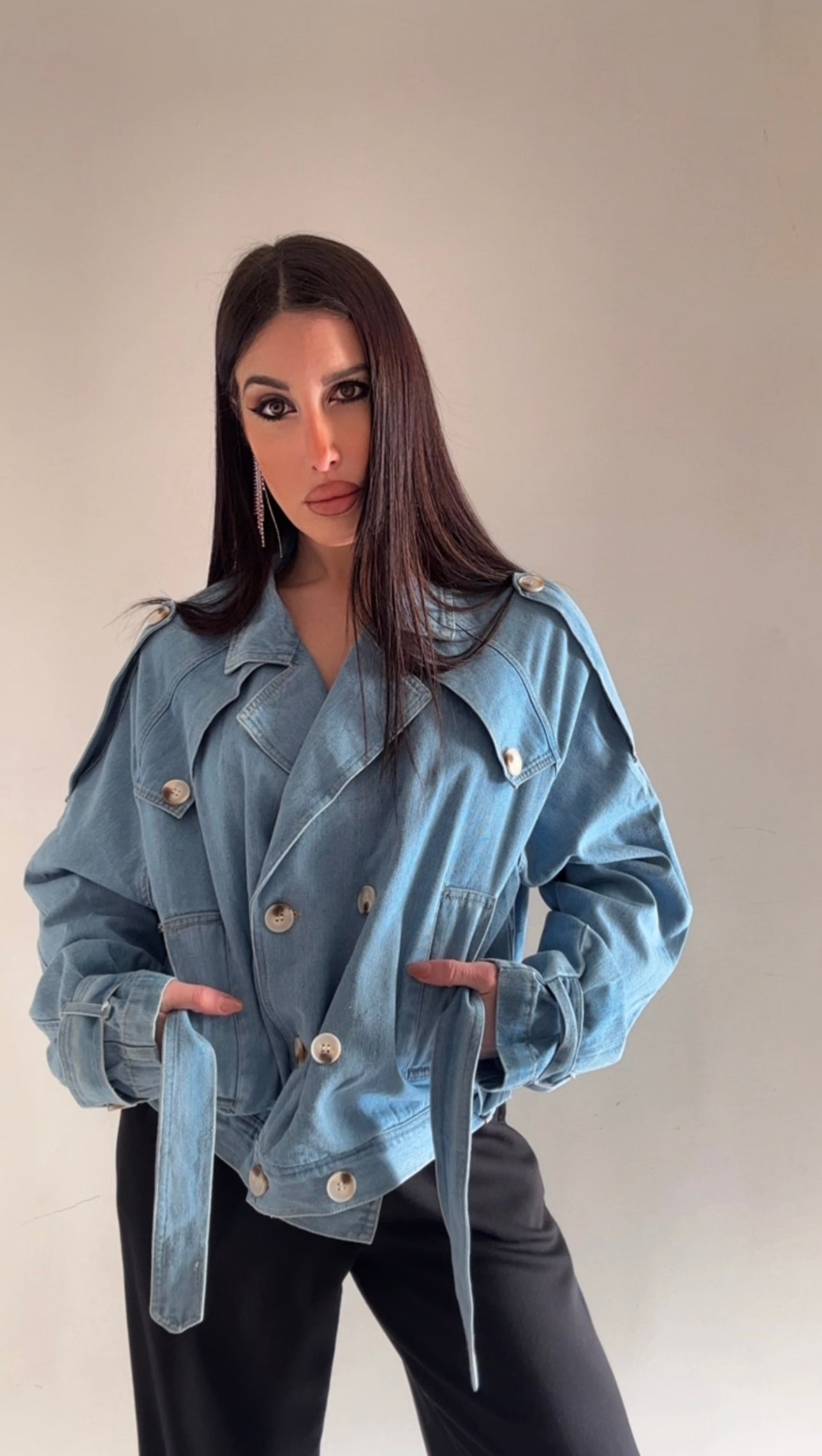 Trench in denim da donna a doppio petto con cintura regolabile