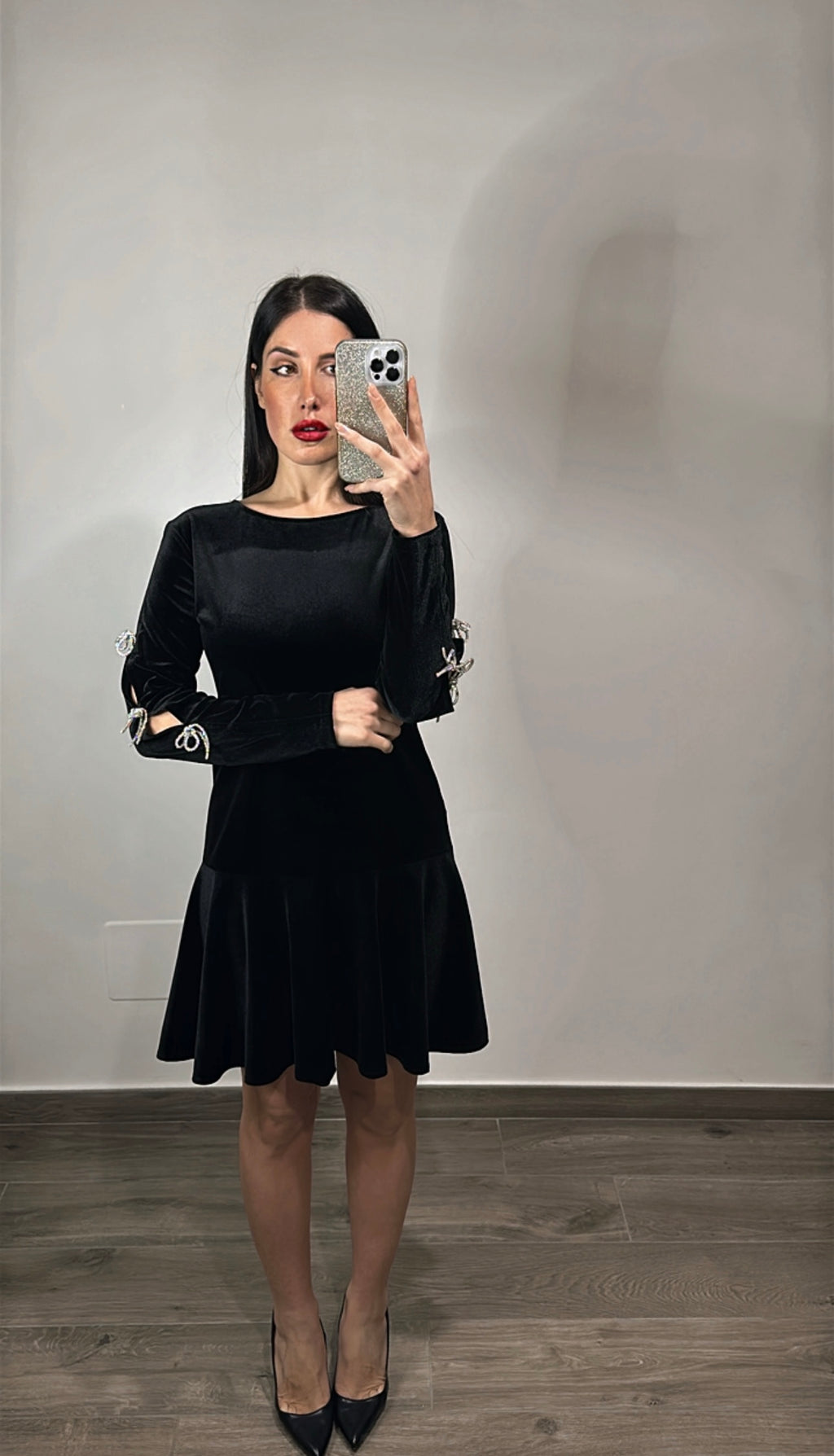 Vestito nero in velluto con dettagli strass