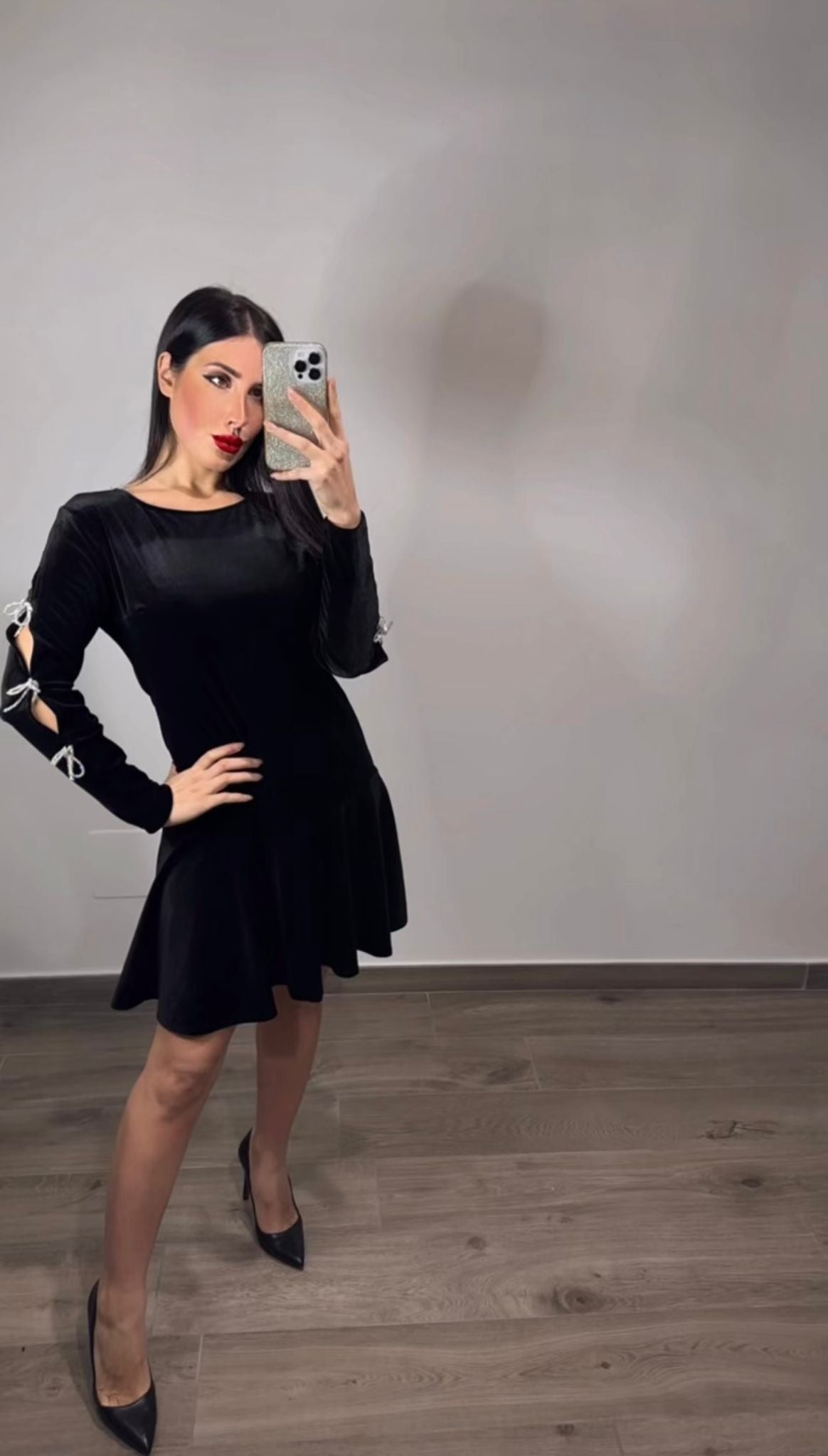 Vestito nero in velluto con dettagli strass