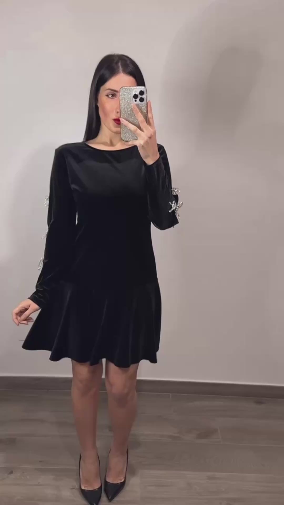 Vestito nero in velluto con dettagli strass